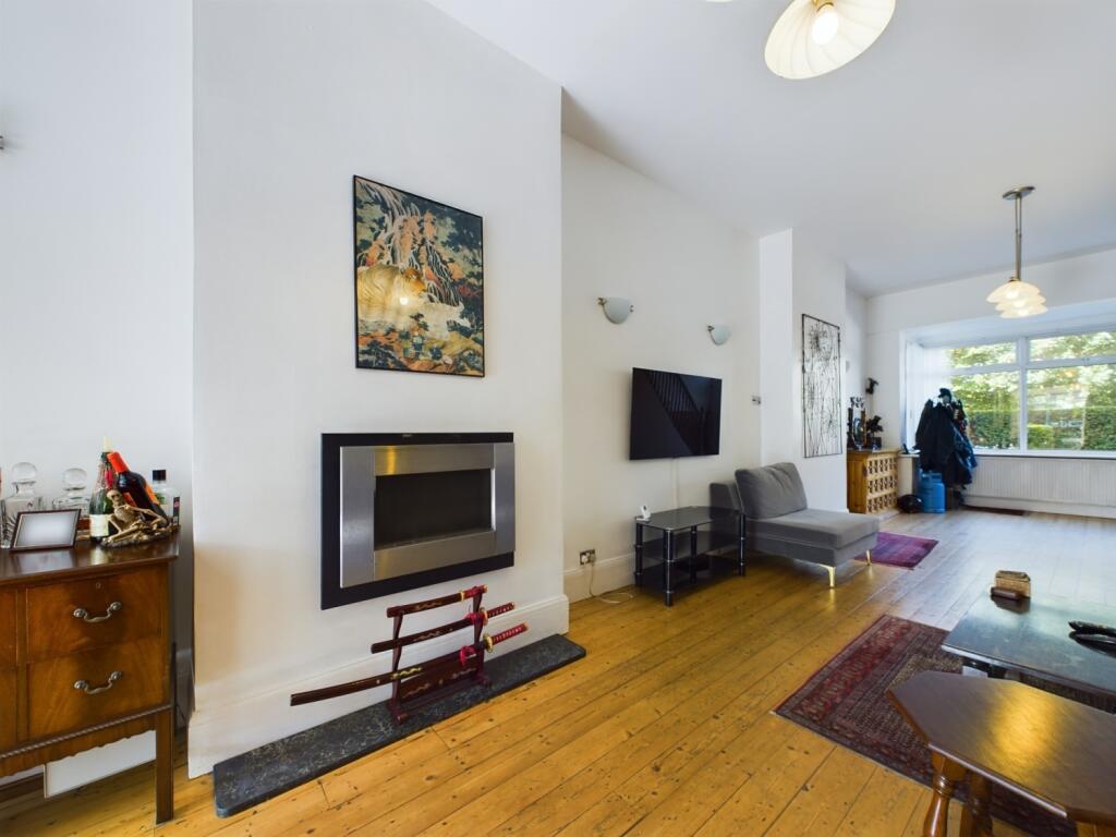 CAM02386G0-PR0085-STILL024