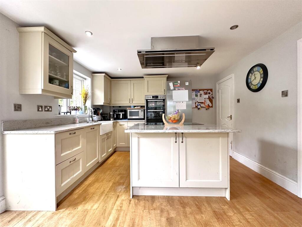 Contemporary Dining Kitchen 046
