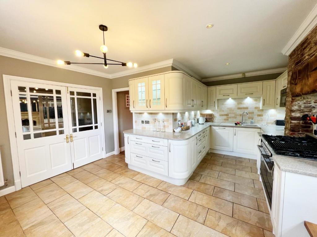 Kitchen pic 2.jpg