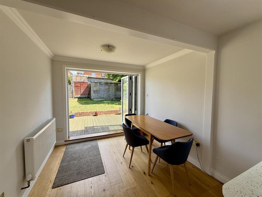 Kitchen/Dining Room: