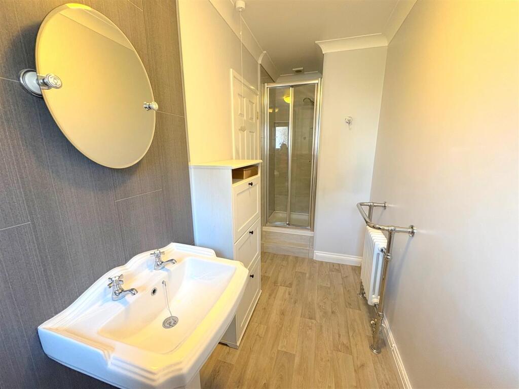 Bedroom 1 Ensuite b.jpg