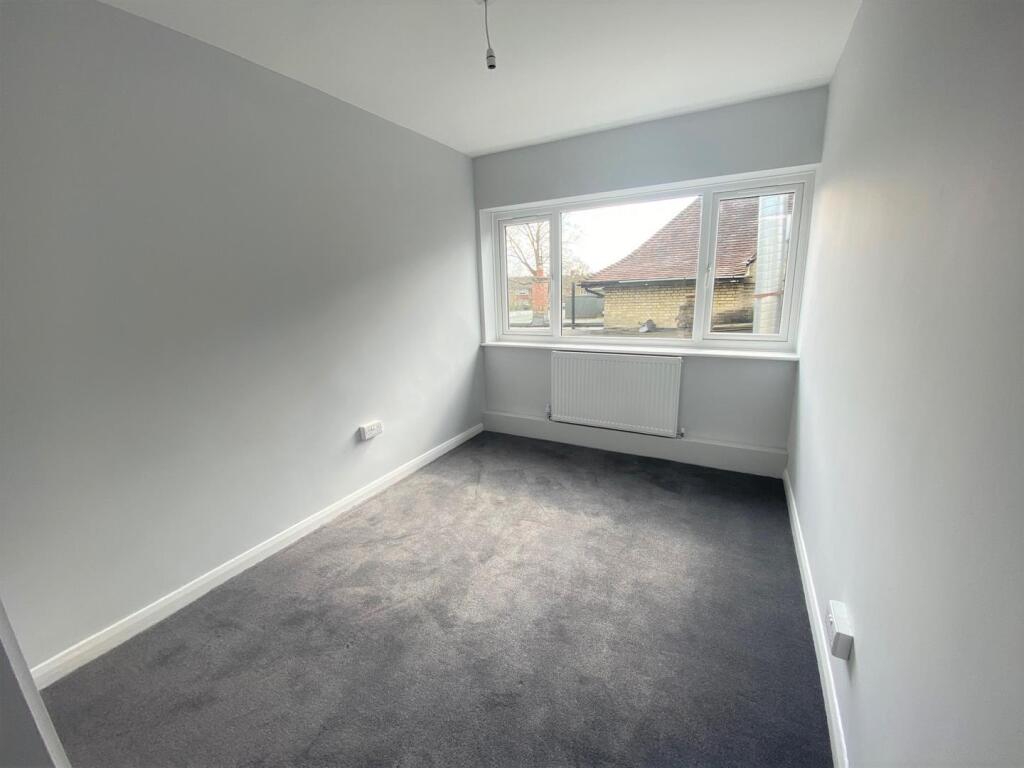 65b Station Lane bed 2 new .jpg