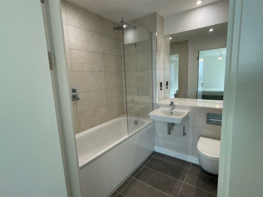 Bathroom 1.jpg