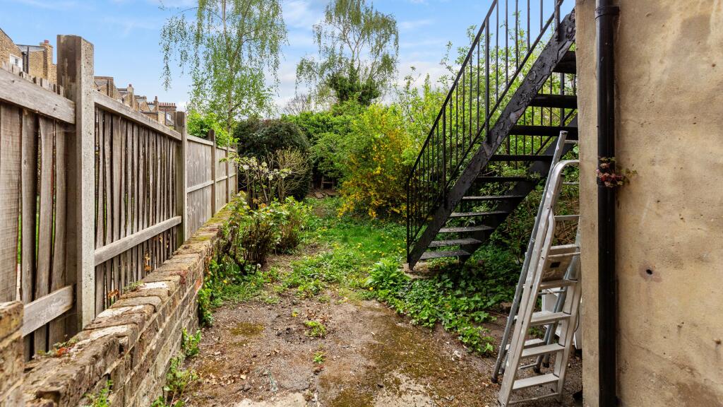 Flat A, 31 Buckingham Road, Islington, London, N1 4HY