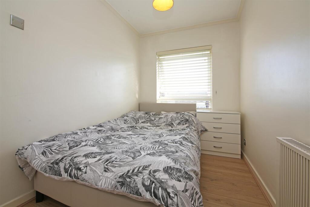 51 Carters Close KT4 bedroom 2.jpg