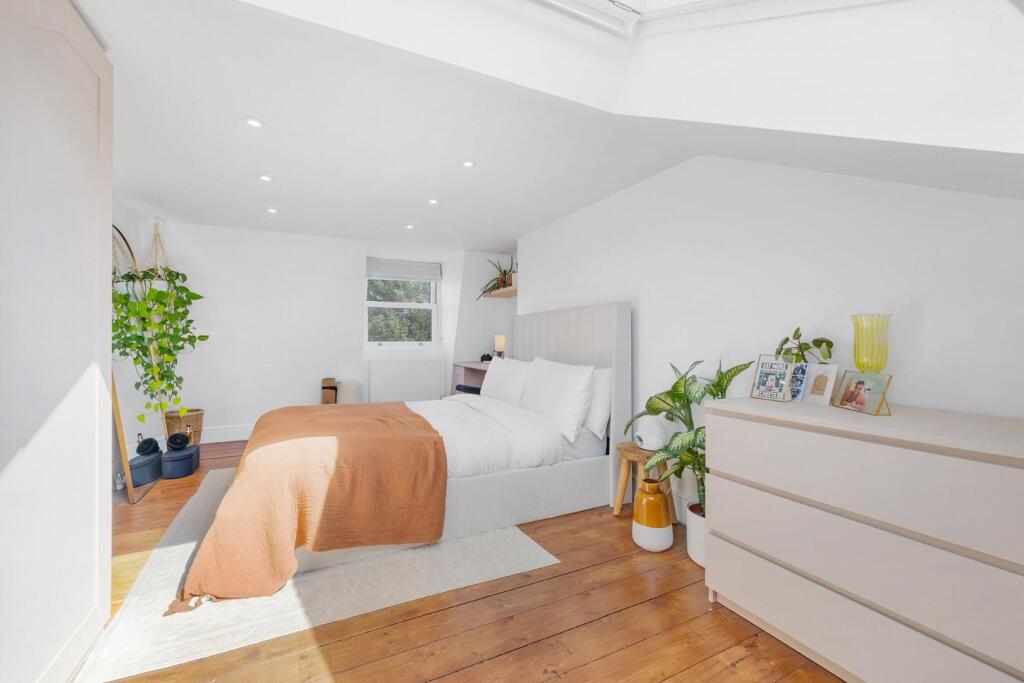 Bedroom 1 (3).JPG