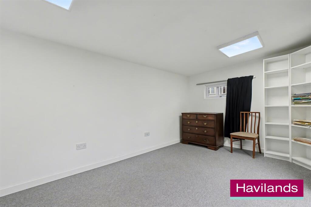 Wolves Lane N13 6DR-12.jpg