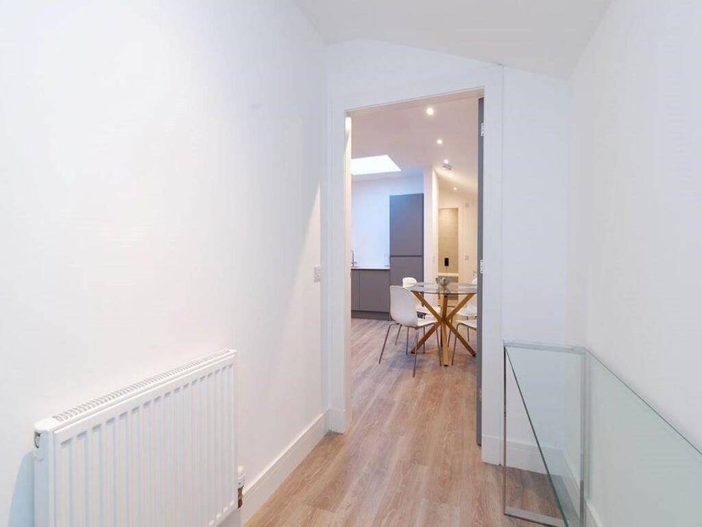 12-EntranceHall-02
