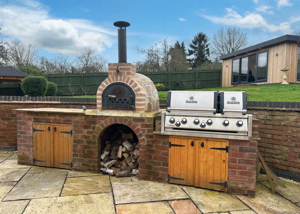 OUTDOOR KITCHEN
