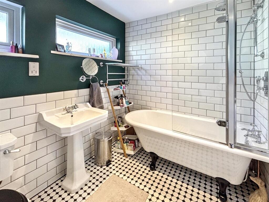 Bathroom 1.jpeg