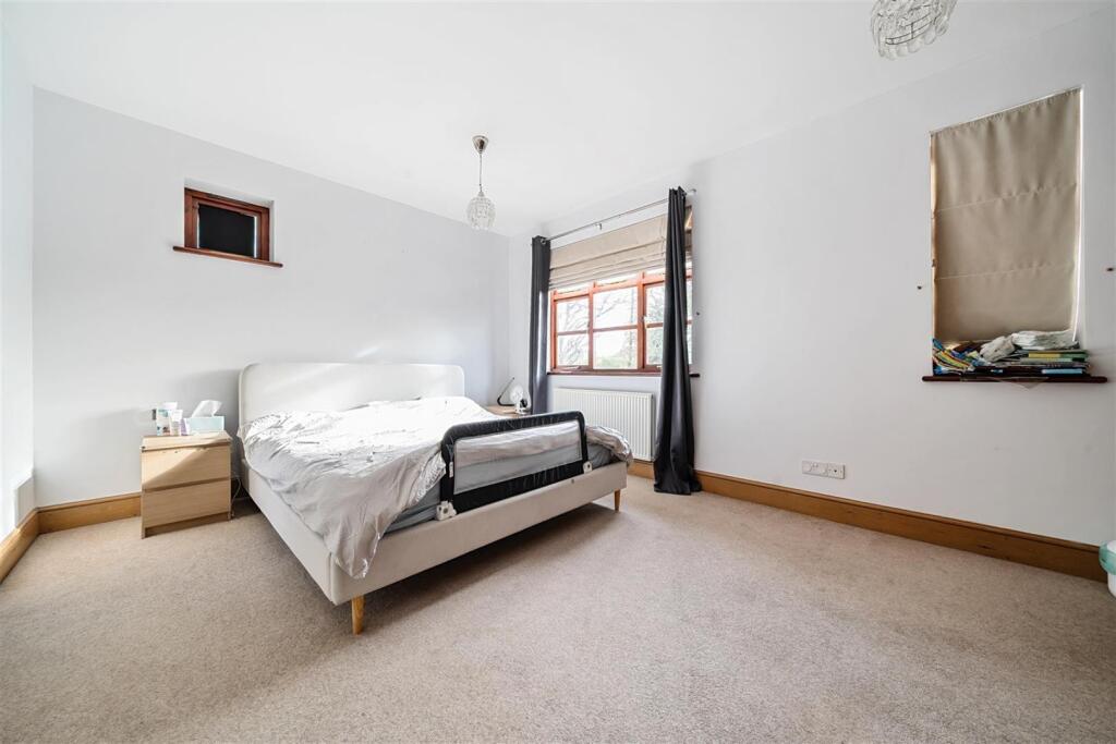 Bedroom 1.jpg