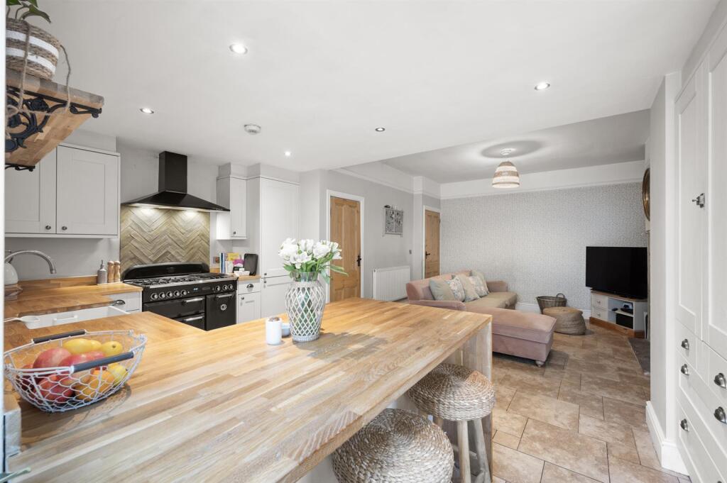 Kitchen towards Lounge.jpg