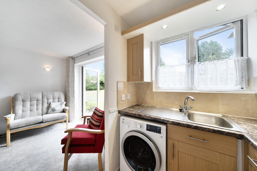 1337061-12-6895dc...