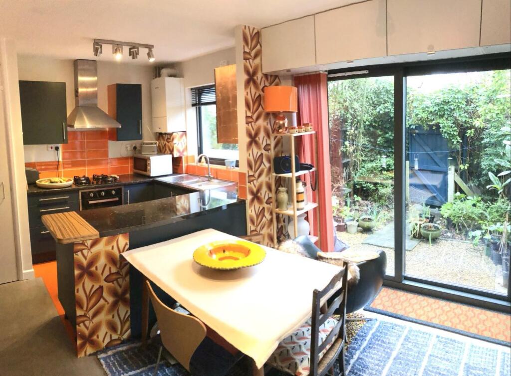 New kitchen shot - 5 Claremont walk.jpg