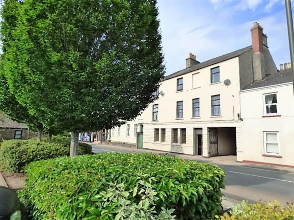 A LARGE &amp; SPACIOUS TOWN APARTMENT..