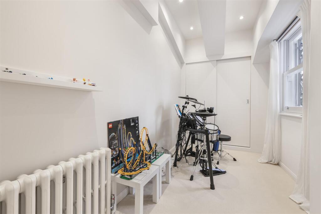 Int - Playroom 1.JPG