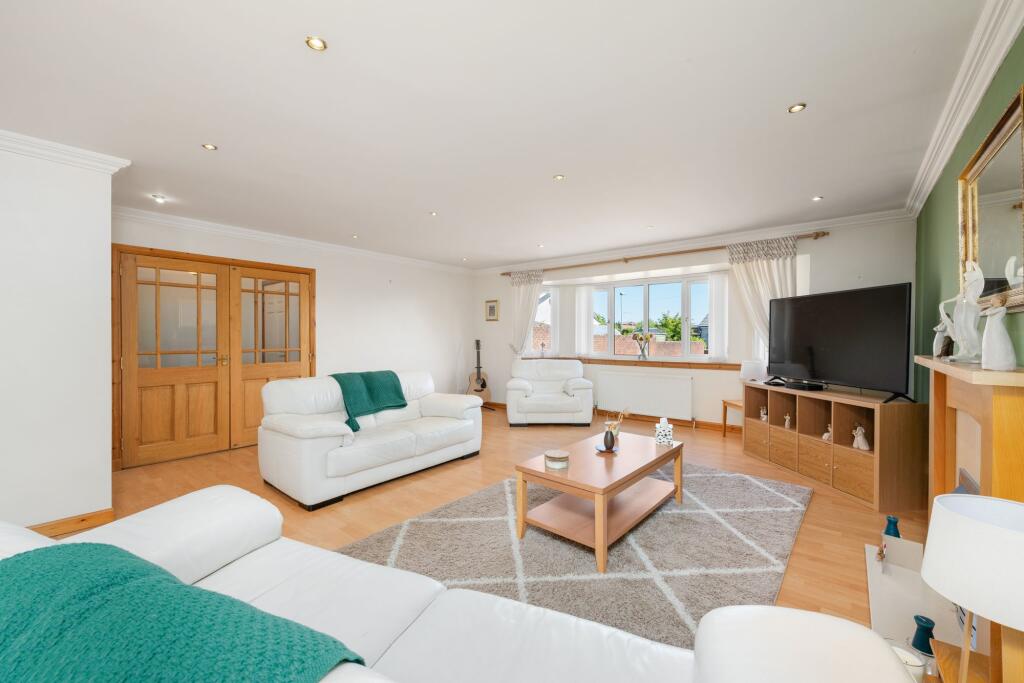 Lounge / Dining Area