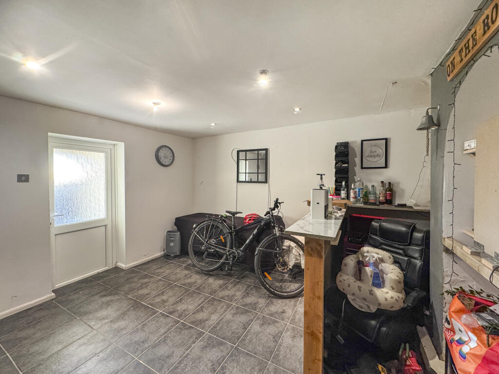 Bed 4 (lower ground)