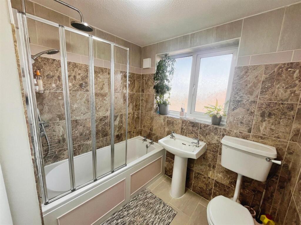FAMILY BATHROOM