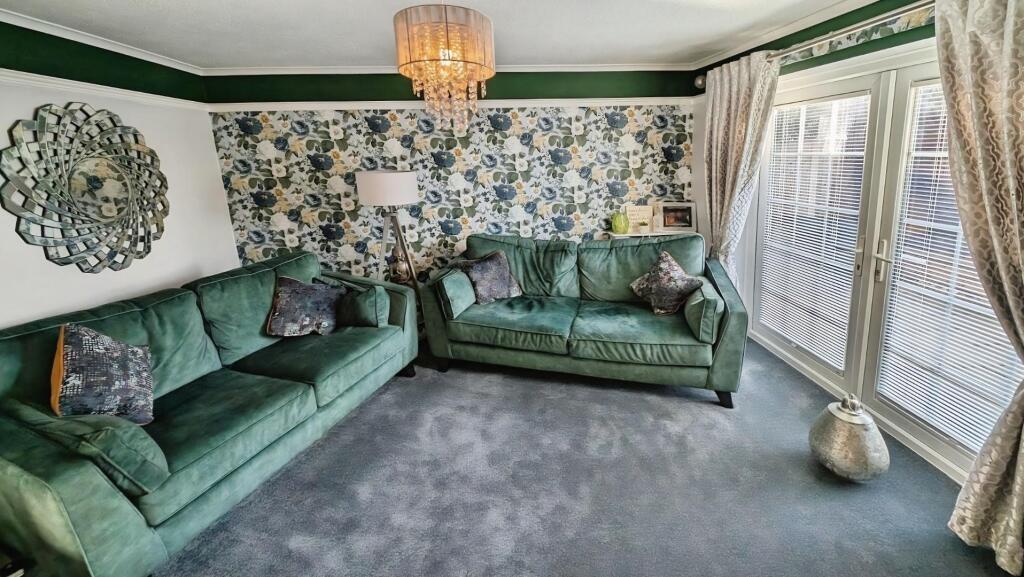 49 Cornwall Crescent lounge b.jpg