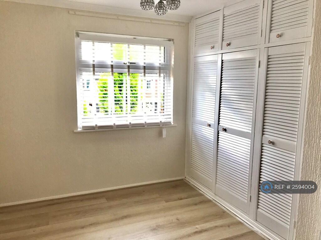 Bright Double Bedroom With Built-In Wardrobe Space