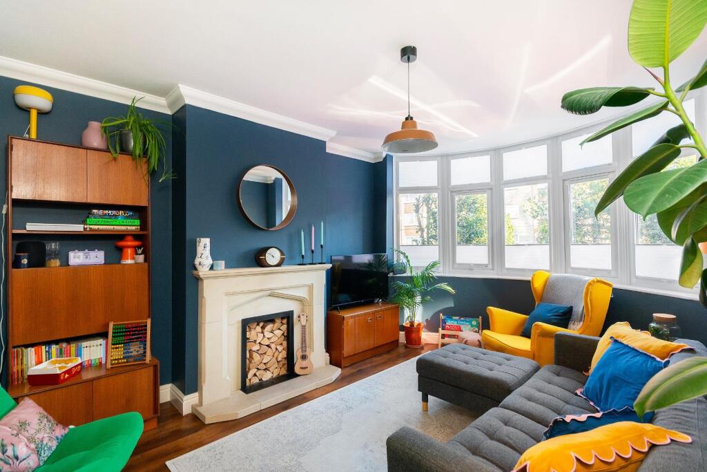 2H0S6HN - Living Room C.jpg