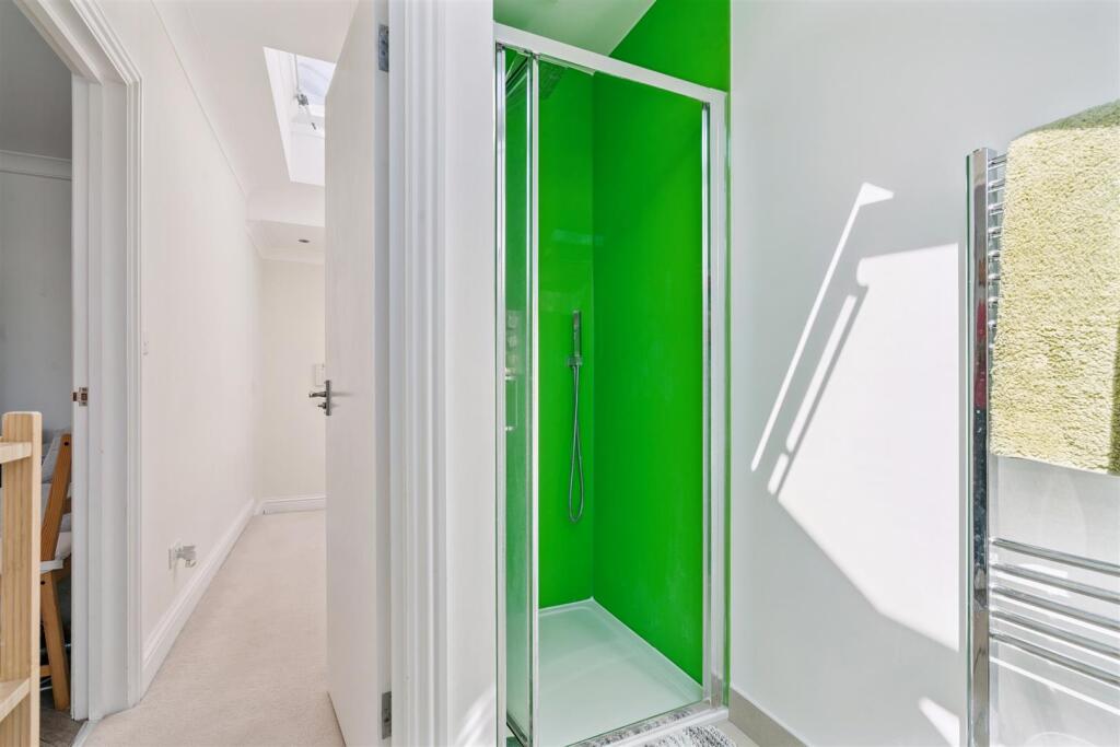 Flat C 5 Oxford Ave SW20 bathroom 3.jpg