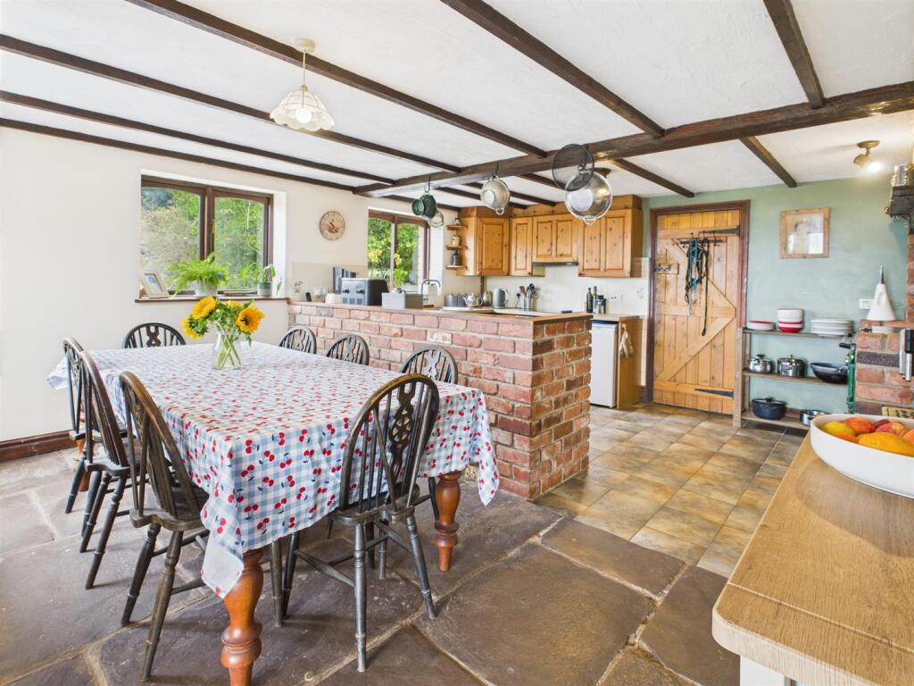 OPEN PLAN KITCHEN/DINING ROOM