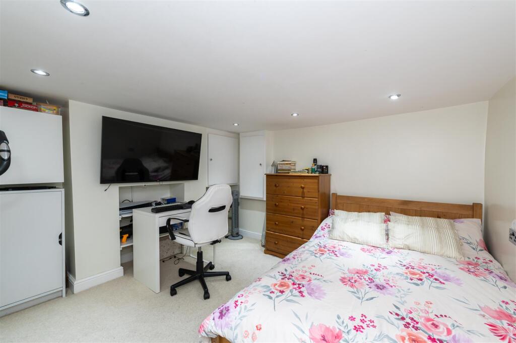 49 Hurcott Road - internal-3.JPG