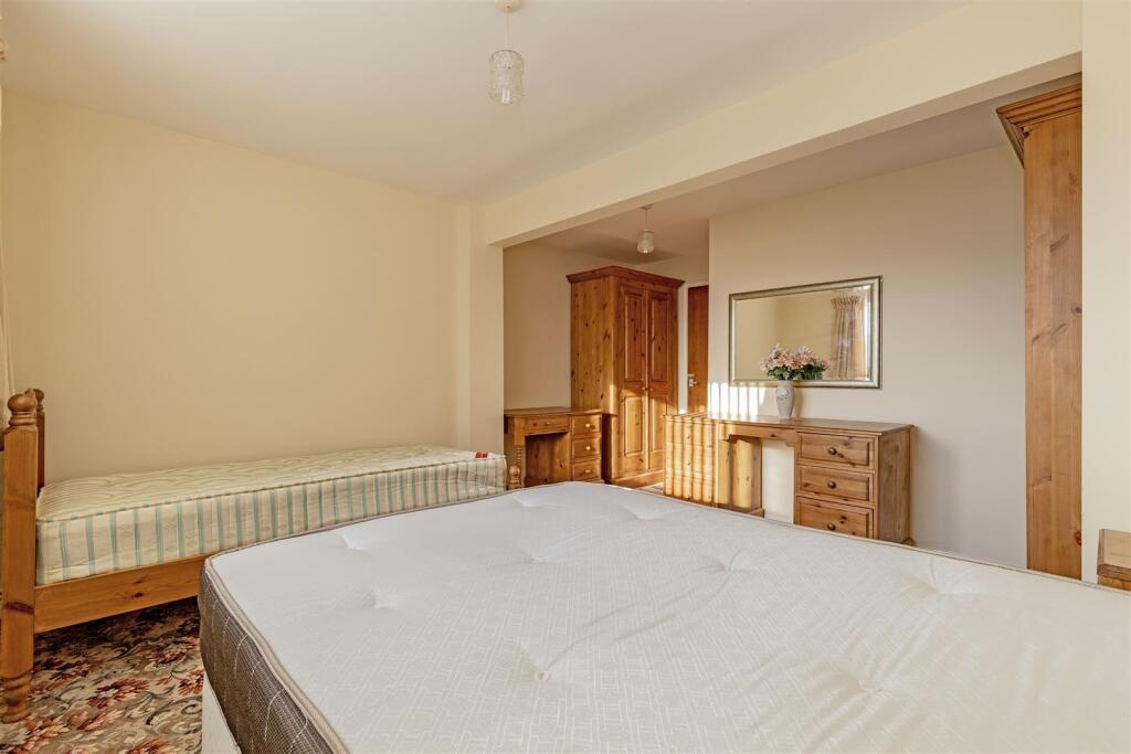 Bedroom 2-2.jpg
