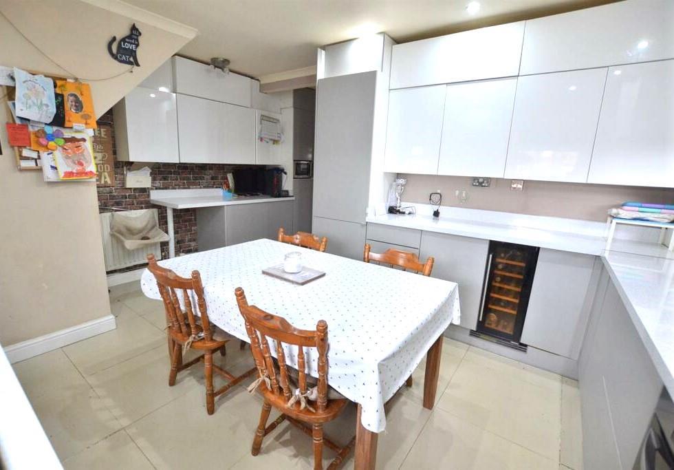 FAMILY DINING KITCHEN