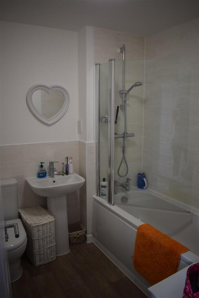 39 Junction Way bathroom.jpg