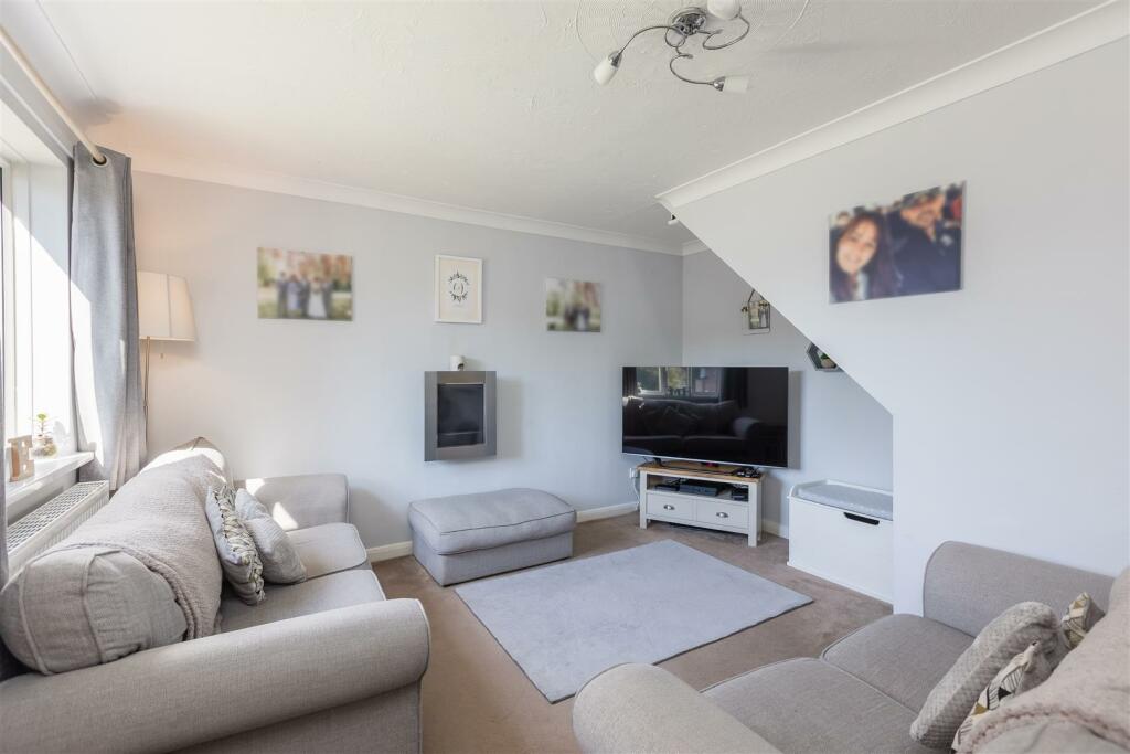 Pickwick Close 19 Sitting Room-2.jpg
