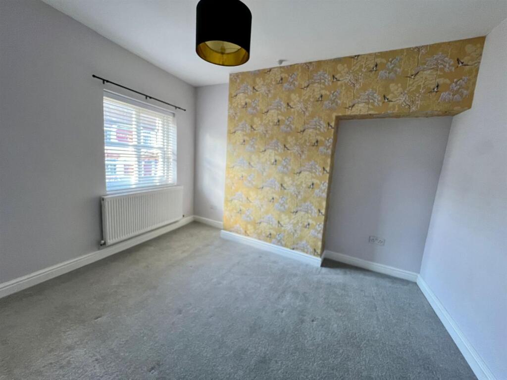 MAIN BEDROOM.jpg