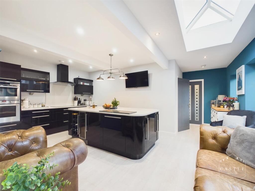OPEN PLAN KITCHEN