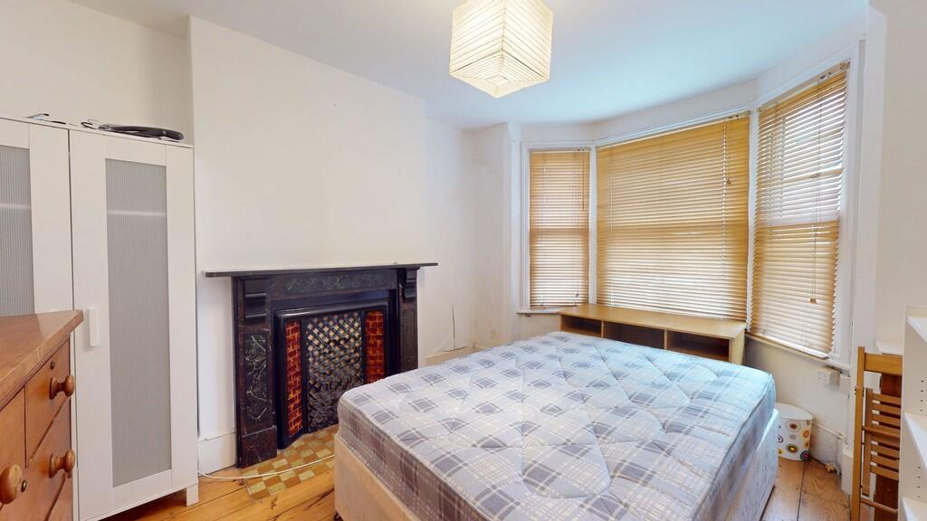 Bedroom 1- Angle ...