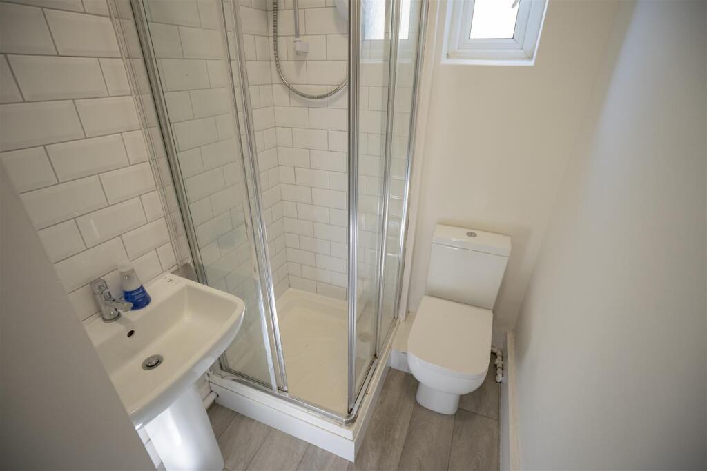 455crookemoor road bathroom1.jpg