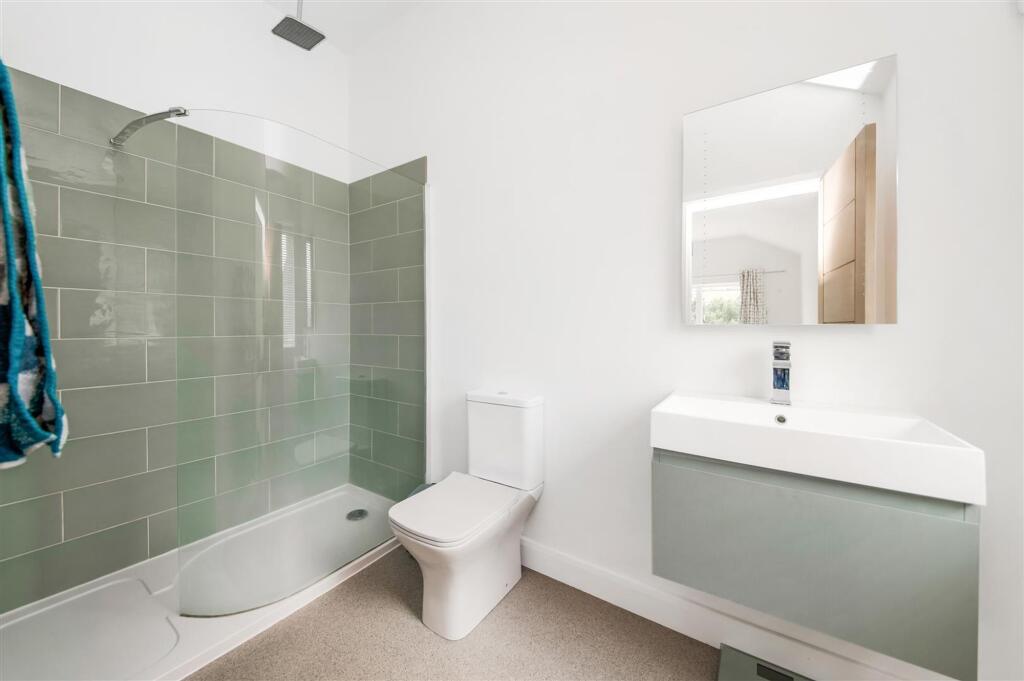 EN-SUITE SHOWER ROOM