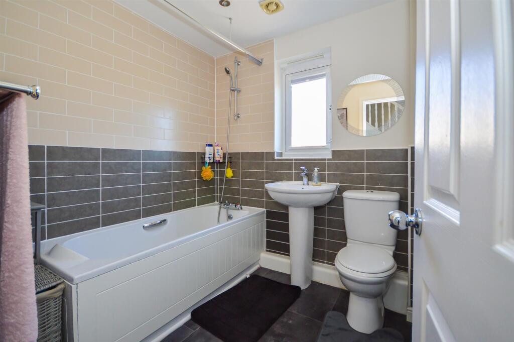 FAMILY BATHROOM/W.C.