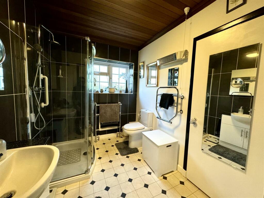 EN-SUITE/JACK &amp; JILL BATHROOM