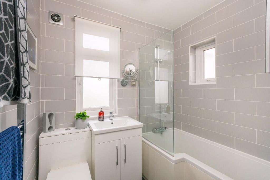 0J7ABN - Bathroom B.jpg