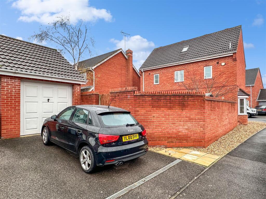 Garage &amp; Off-Street Parking 675