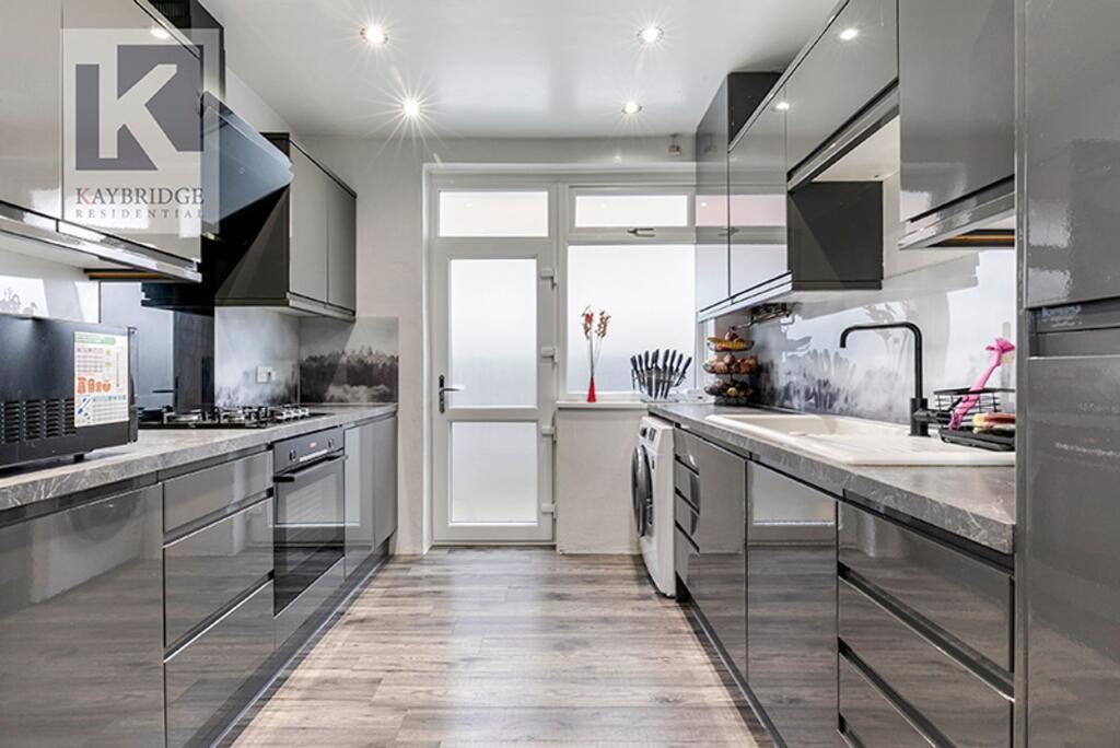 St. Clair Drive, Worcester Park - KT4 8UE