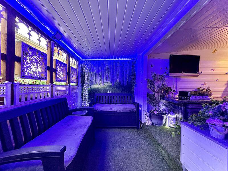 SUMMERHOUSE/ENTERTAINMENT ROOM