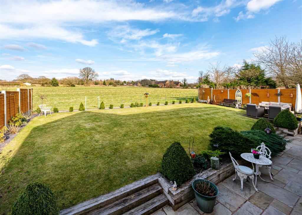 32 Post Office Road-garden1.jpg