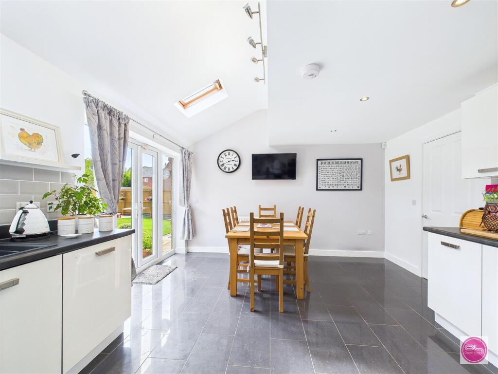 Henley Grove, Church Gresley (12).jpg