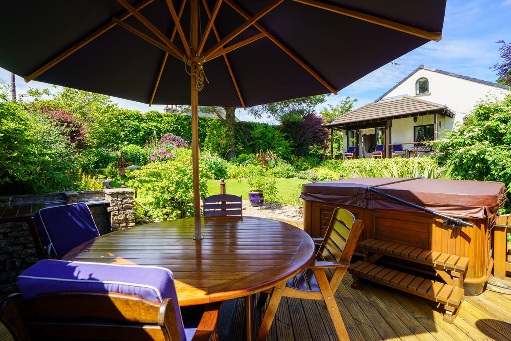 Lower sun deck 