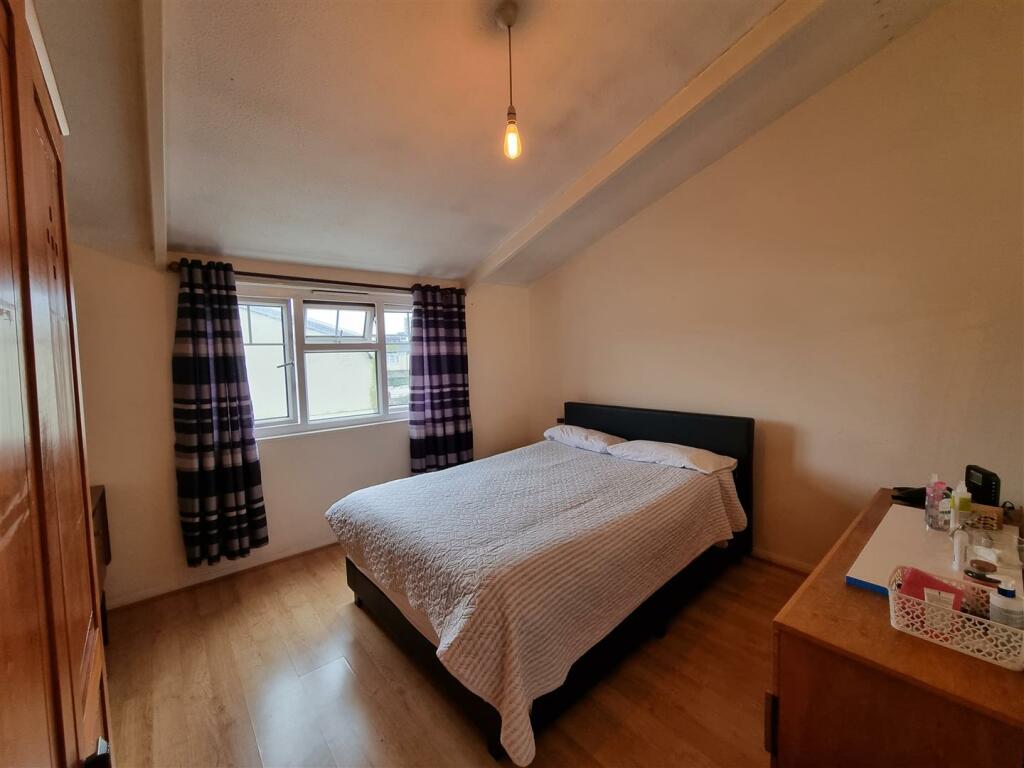 Hood Close -- Bedroom 1.jpg