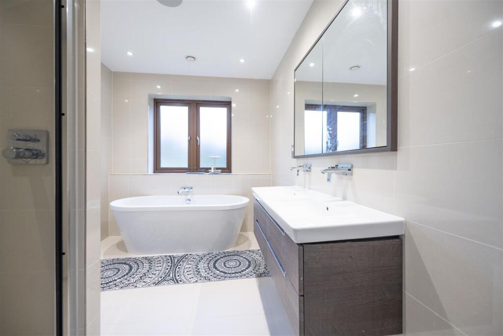 Bathroom 1        .jpg