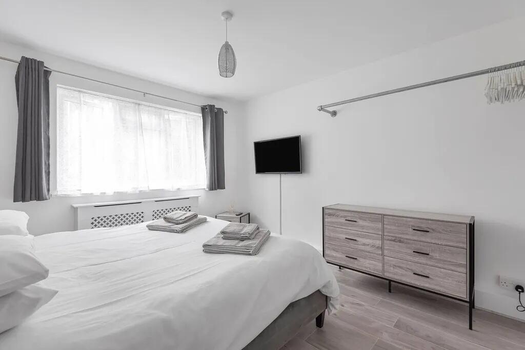 A bright and tidy double bedroom featuring a co...